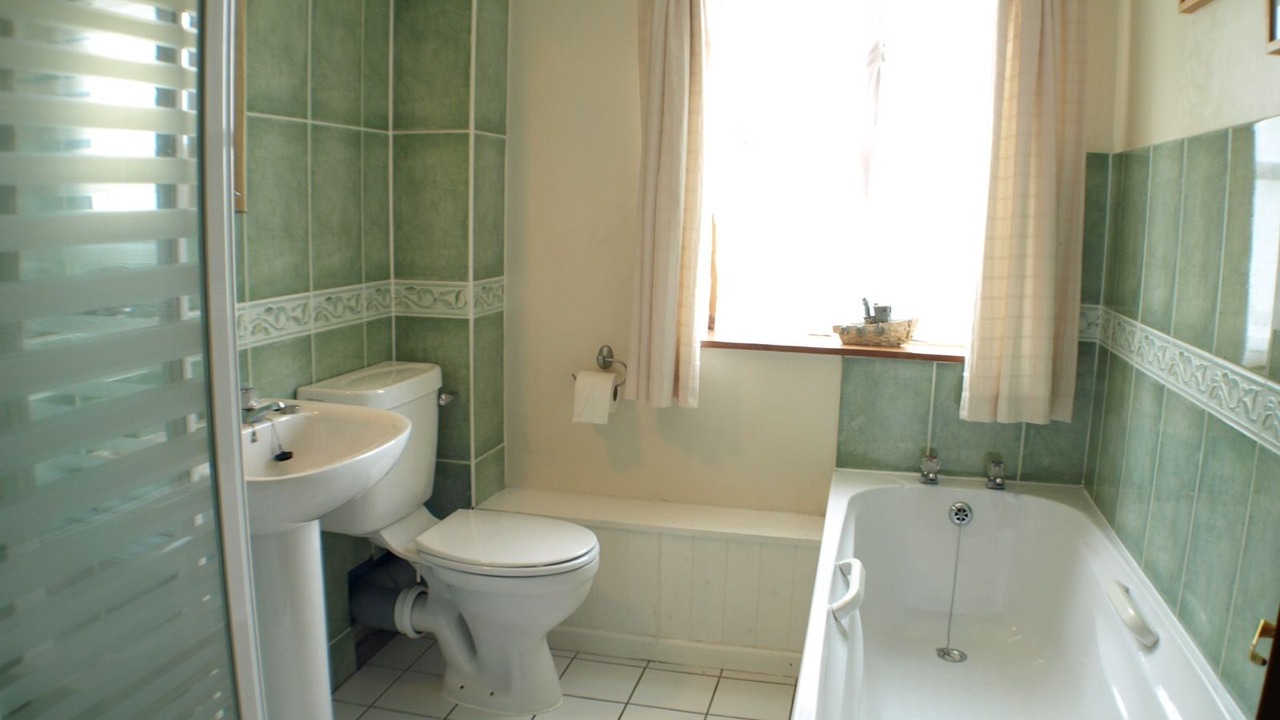 Photo of Bathroom in Pelynt