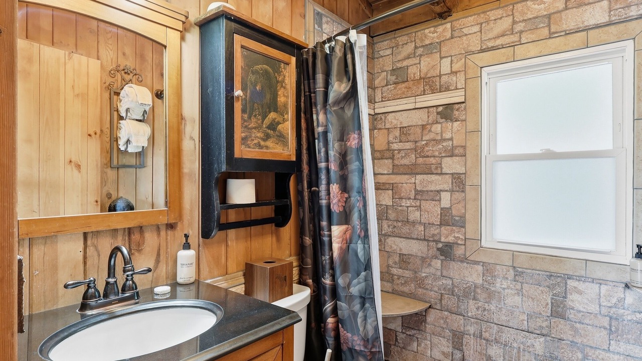 Photo of Bathroom in Huddleston