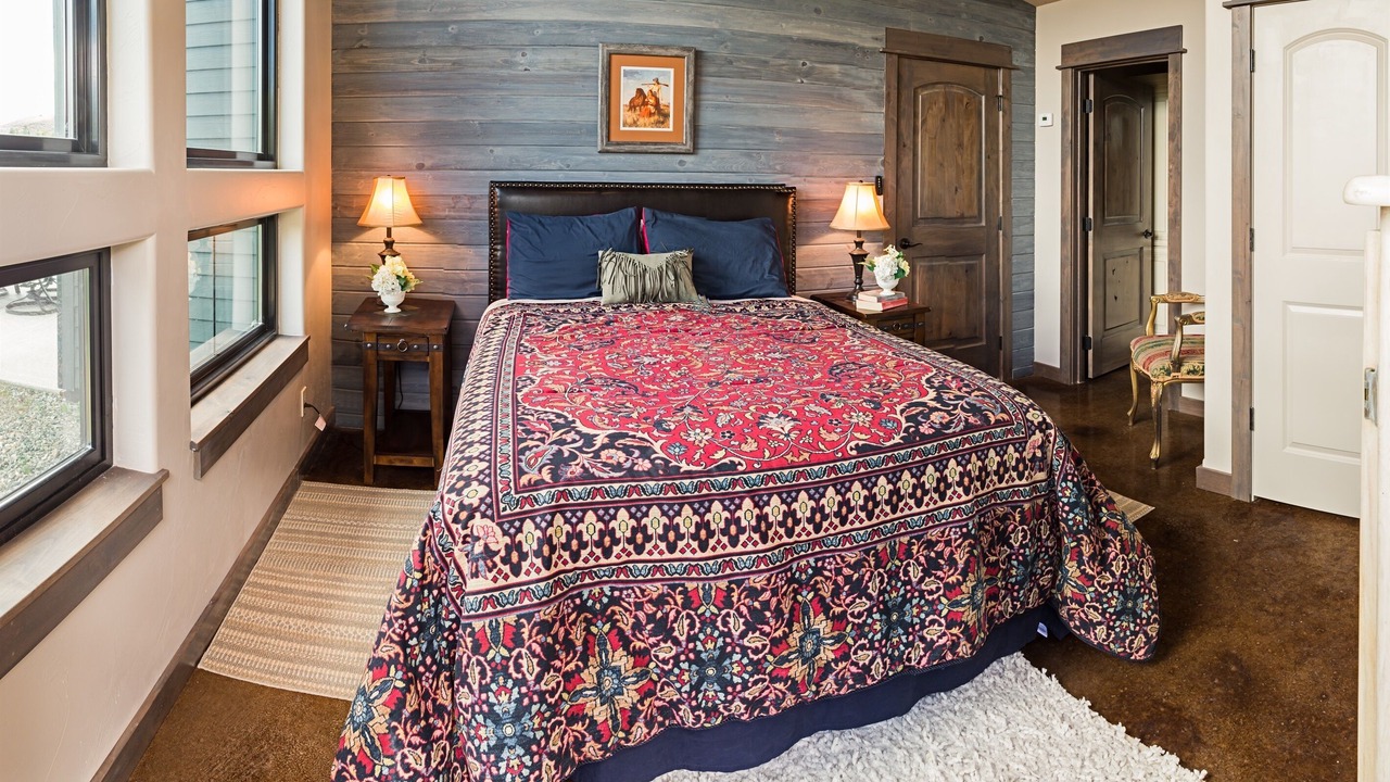 Photo of Others in Emigrant