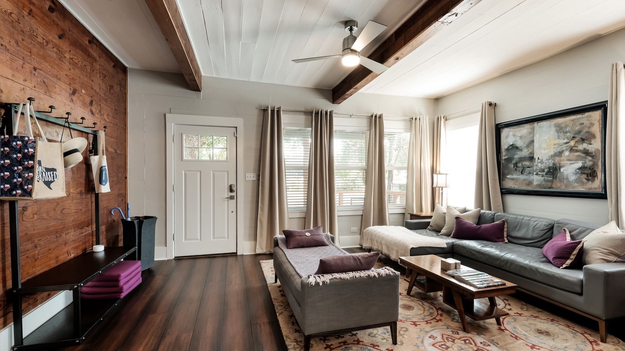 Photo of Livingroom in Tobin Hill