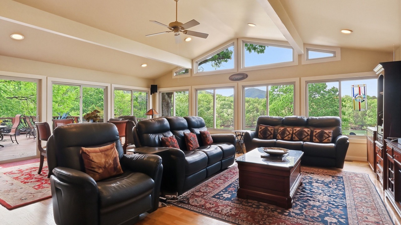 Photo of Livingroom in Huddleston