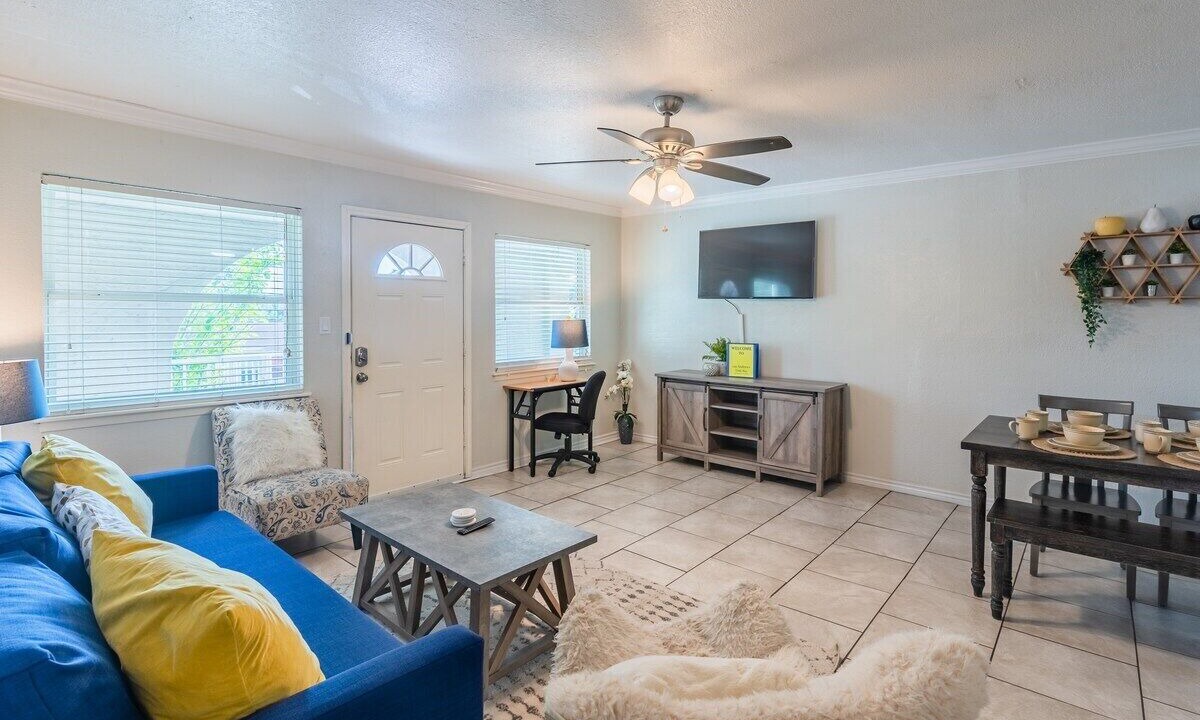 Photo of Livingroom in Mahncke Park