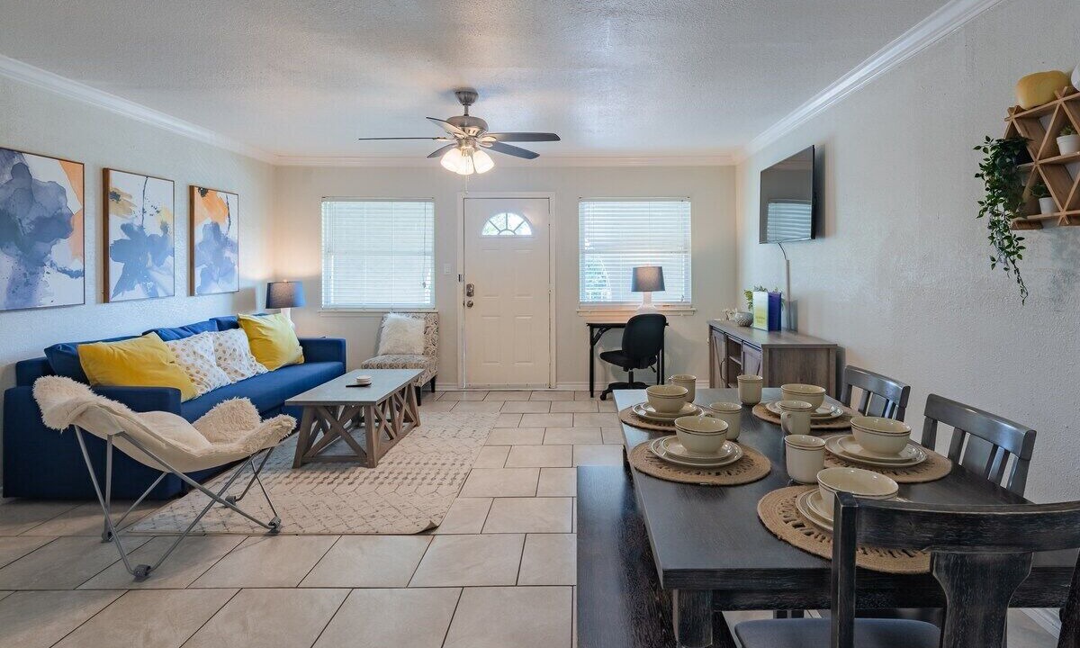 Photo of Livingroom in Mahncke Park