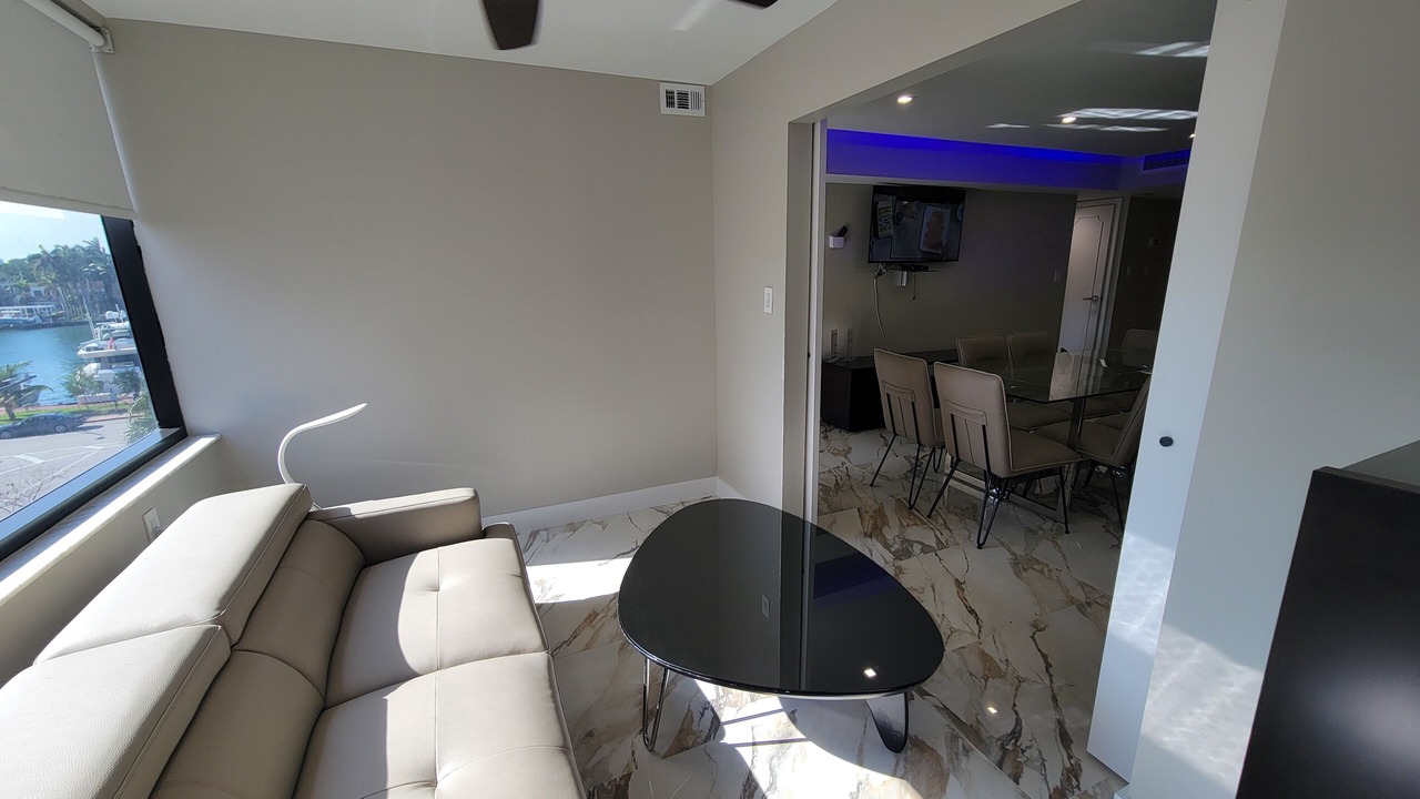 Photo of Livingroom in Mid Beach