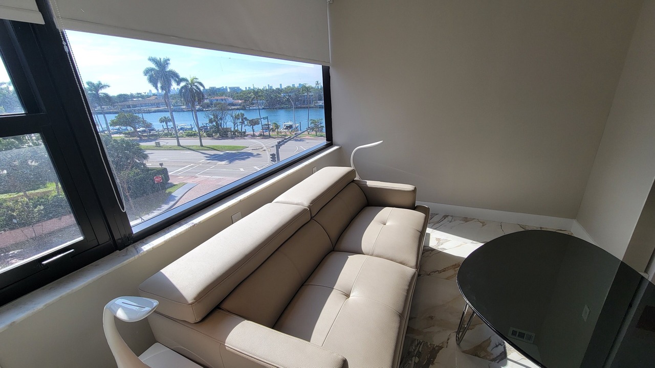 Photo of Livingroom in Mid Beach