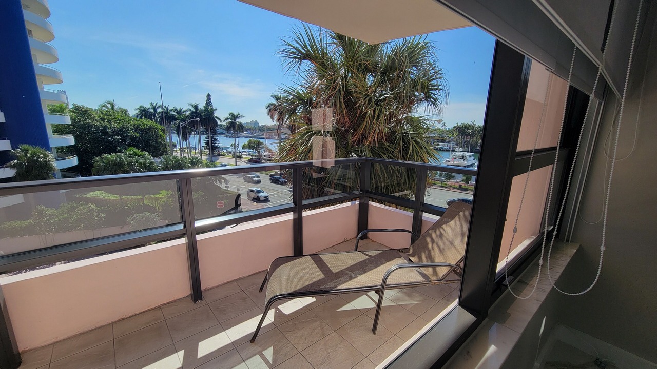 Photo of Patio Balcony in Mid Beach