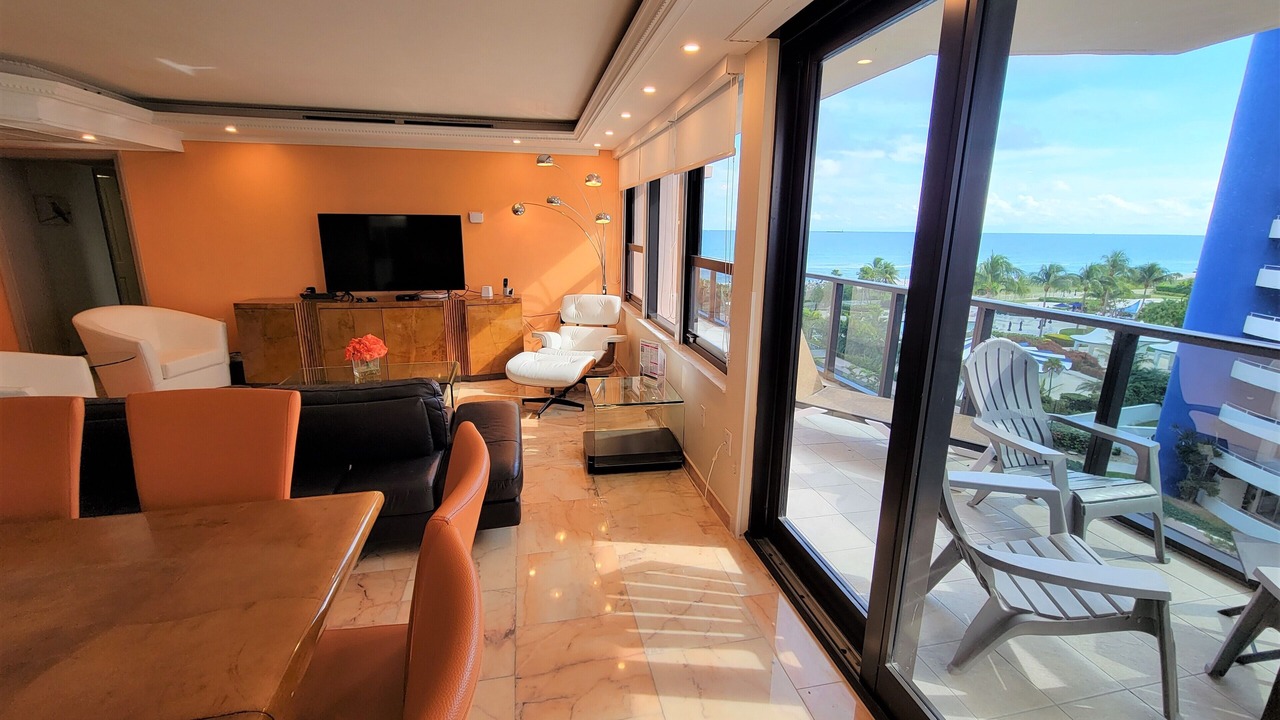 Photo of Livingroom in Mid Beach