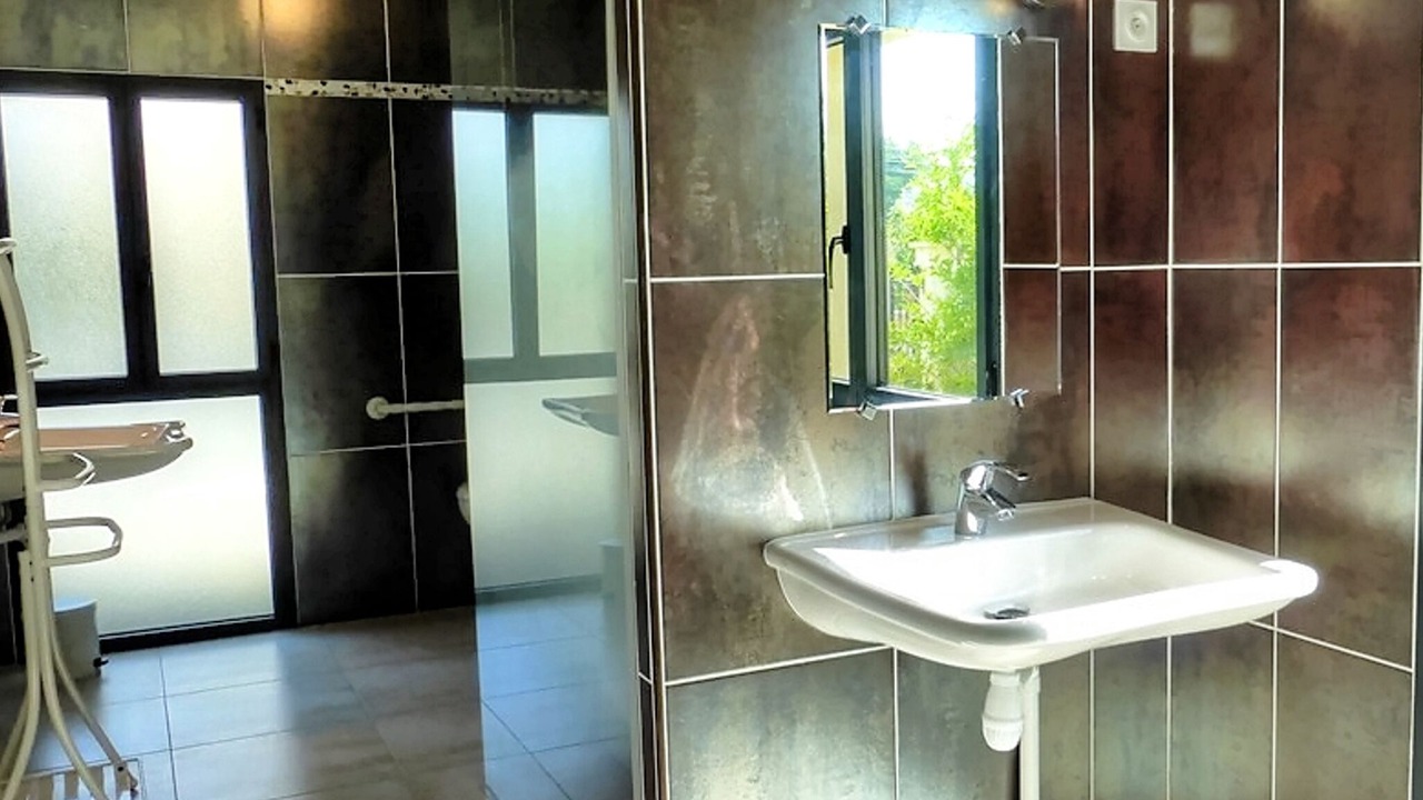 Photo of Bathroom in Saint-Paterne-Racan