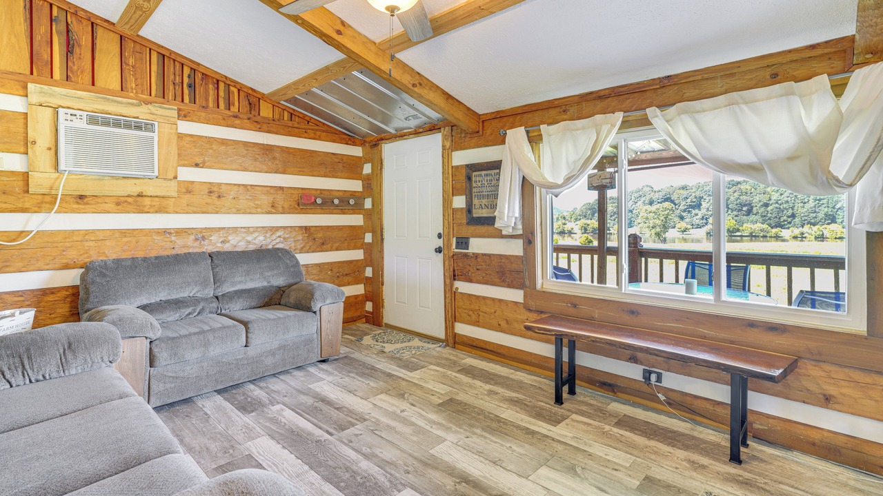 Photo of Livingroom in Rogersville