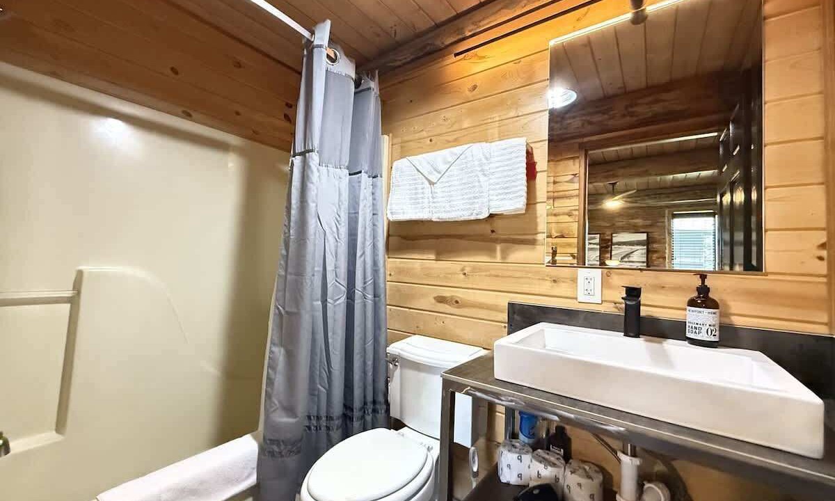 Photo of Bathroom in Island Park