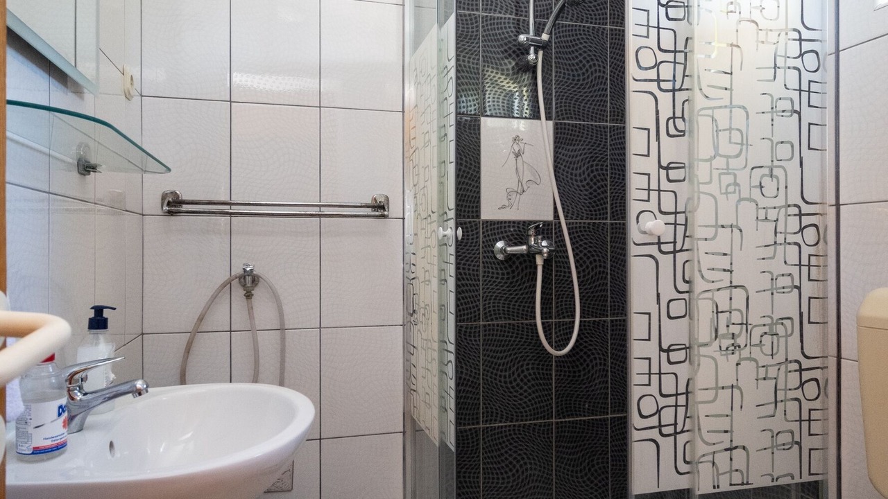 Photo of Bathroom in Petrcane