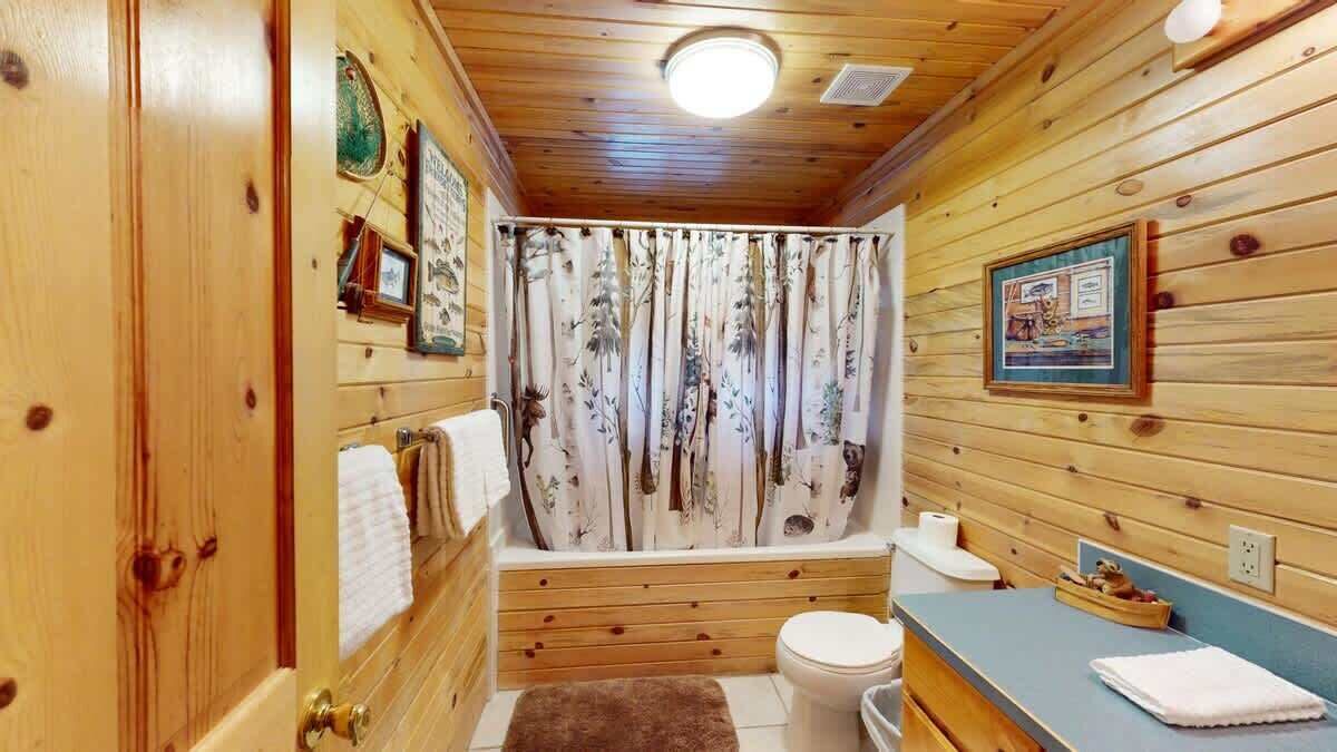 Photo of Bathroom in Island Park