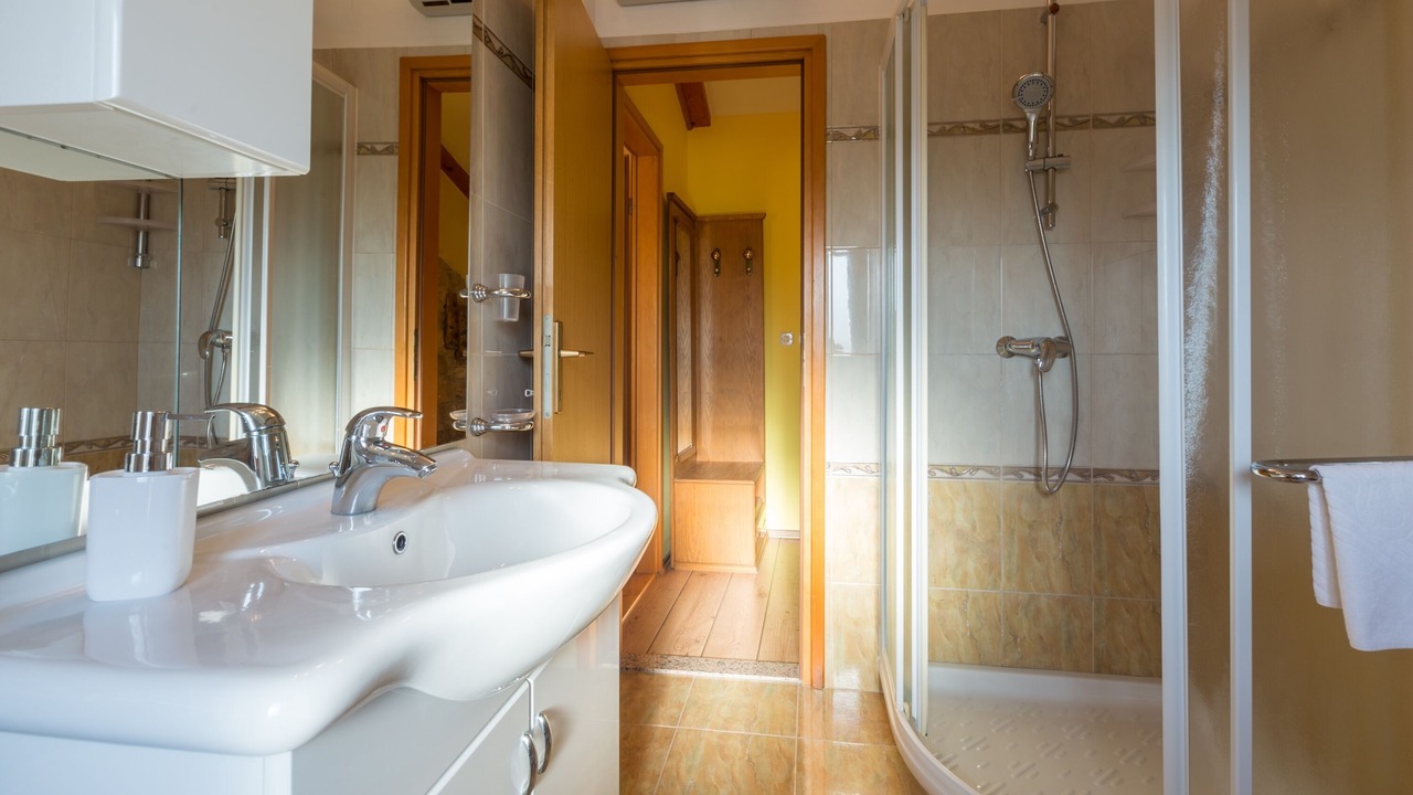 Photo of Bathroom in Tar