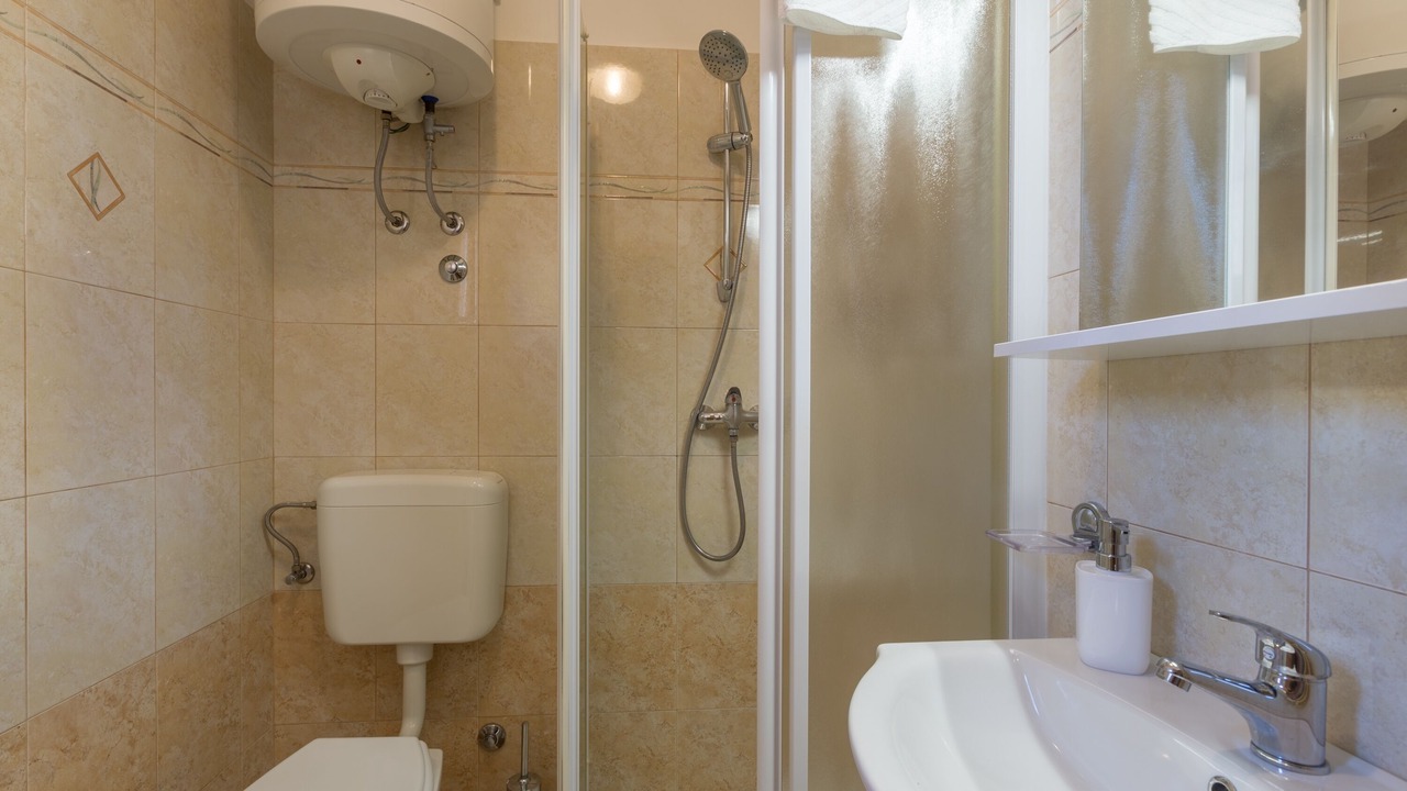 Photo of Bathroom in Tar