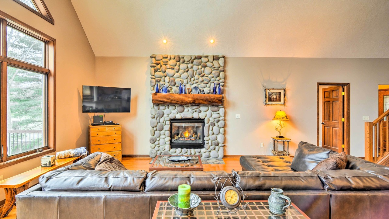Photo of Livingroom in Higgins Lake