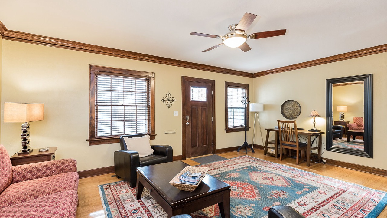 Photo of Livingroom in West Plaza