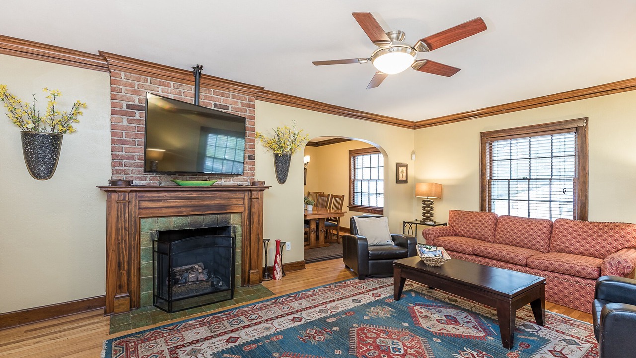 Photo of Livingroom in West Plaza