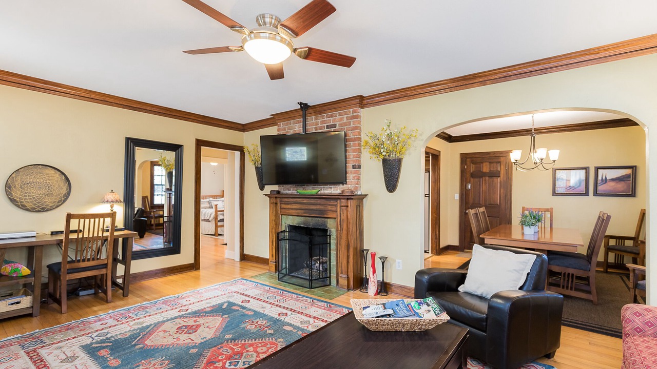 Photo of Livingroom in West Plaza