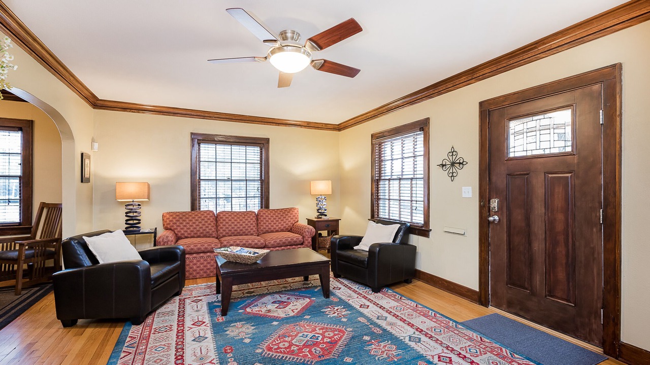 Photo of Livingroom in West Plaza