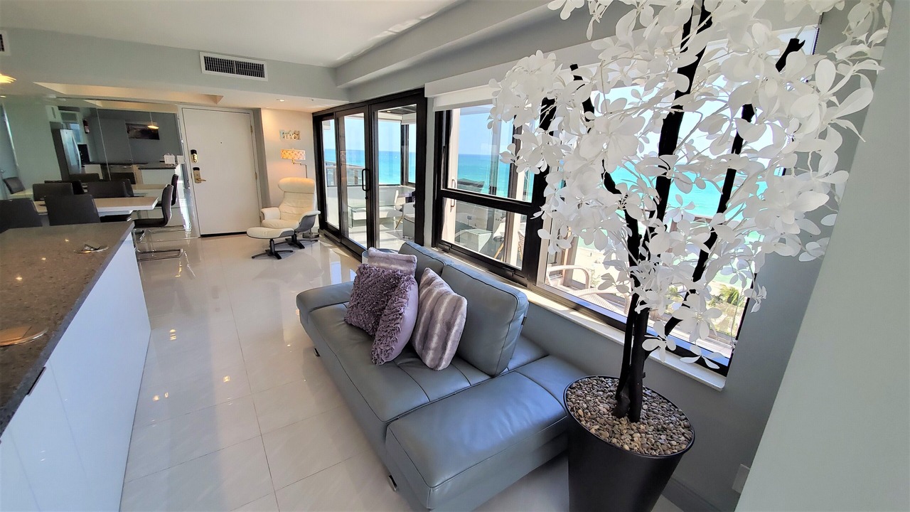 Photo of Livingroom in Mid Beach