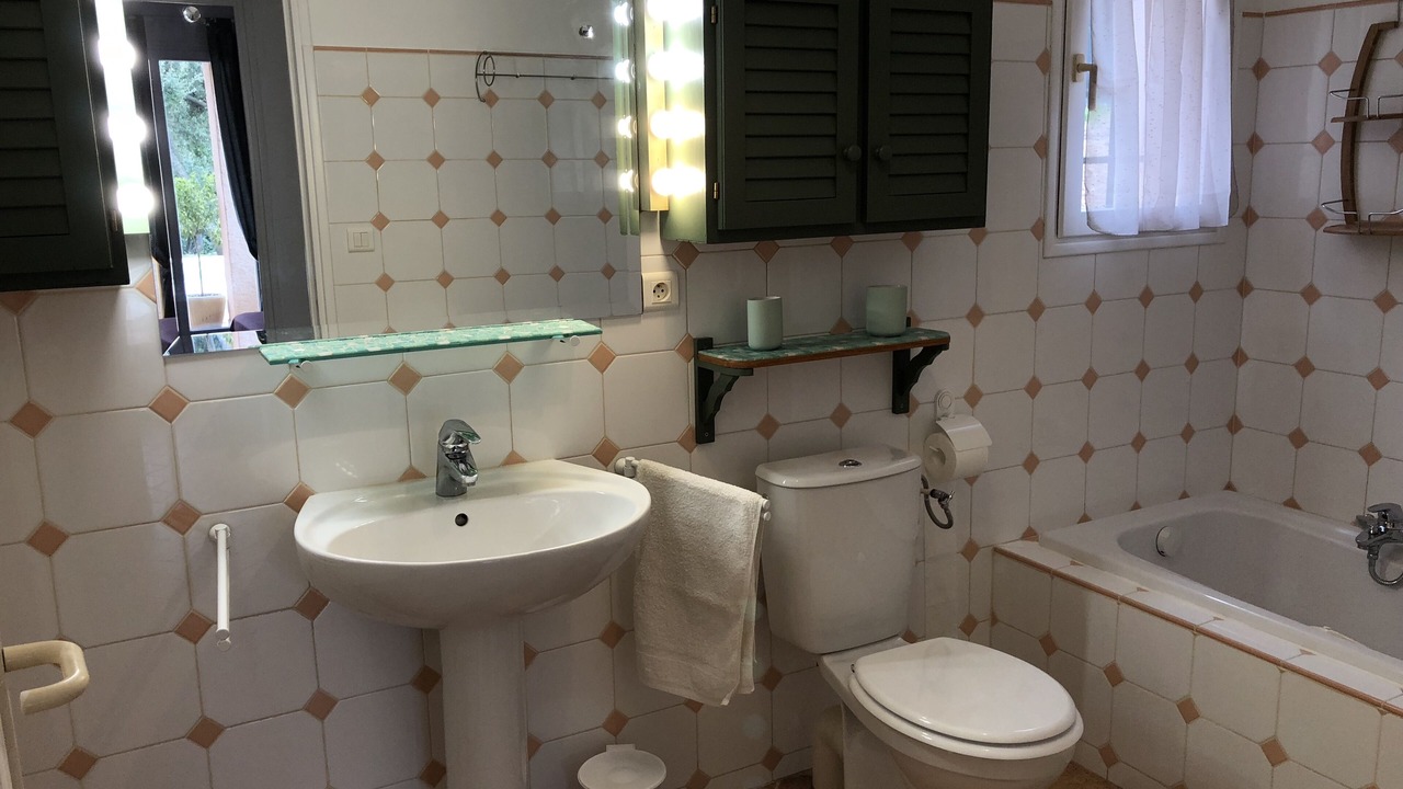 Photo of Bathroom in Flayosc