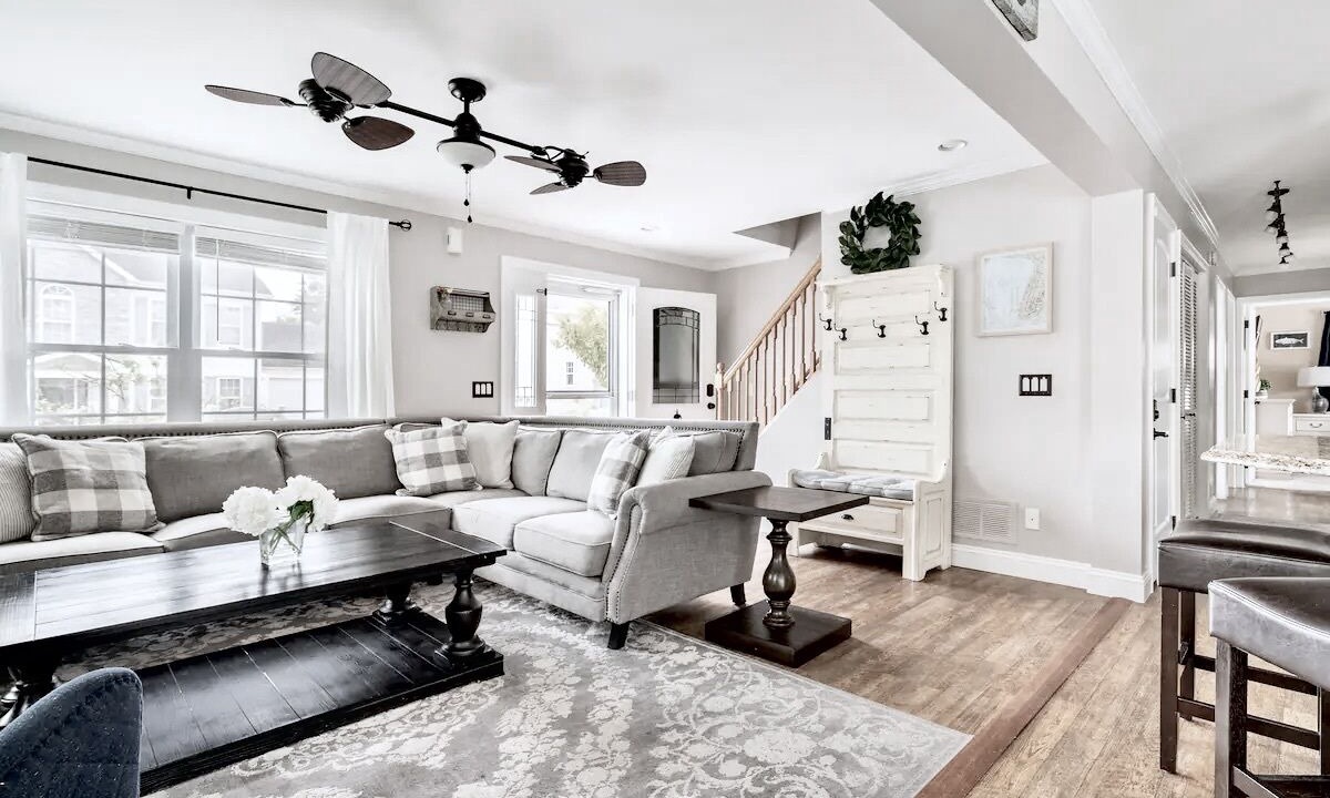 Photo of Livingroom in Town Bank