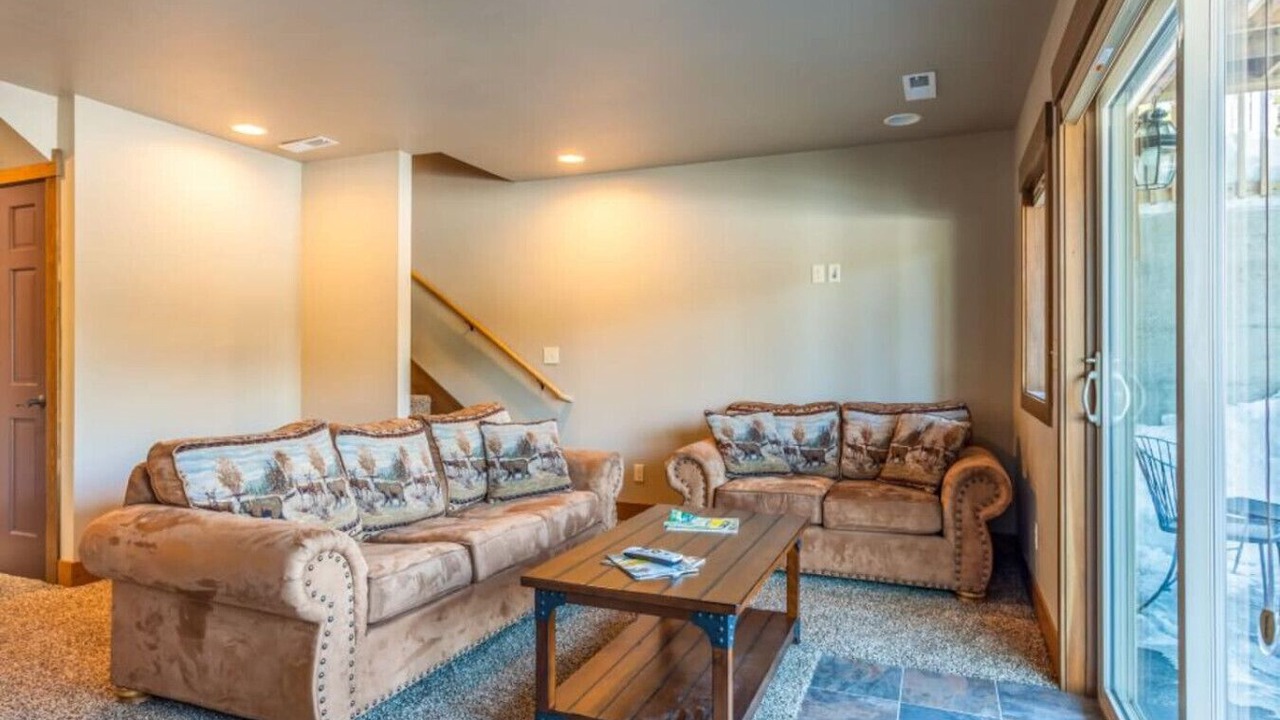 Photo of Livingroom in West Glacier