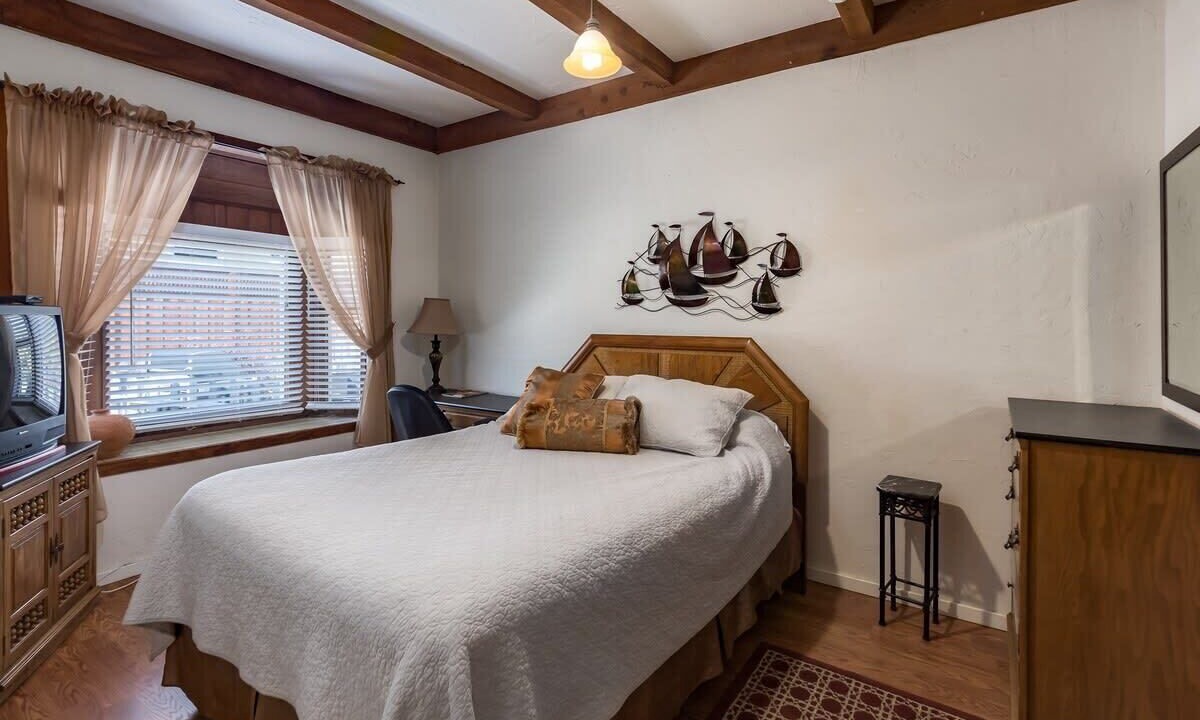 Photo of Bedroom in Opal Cliffs