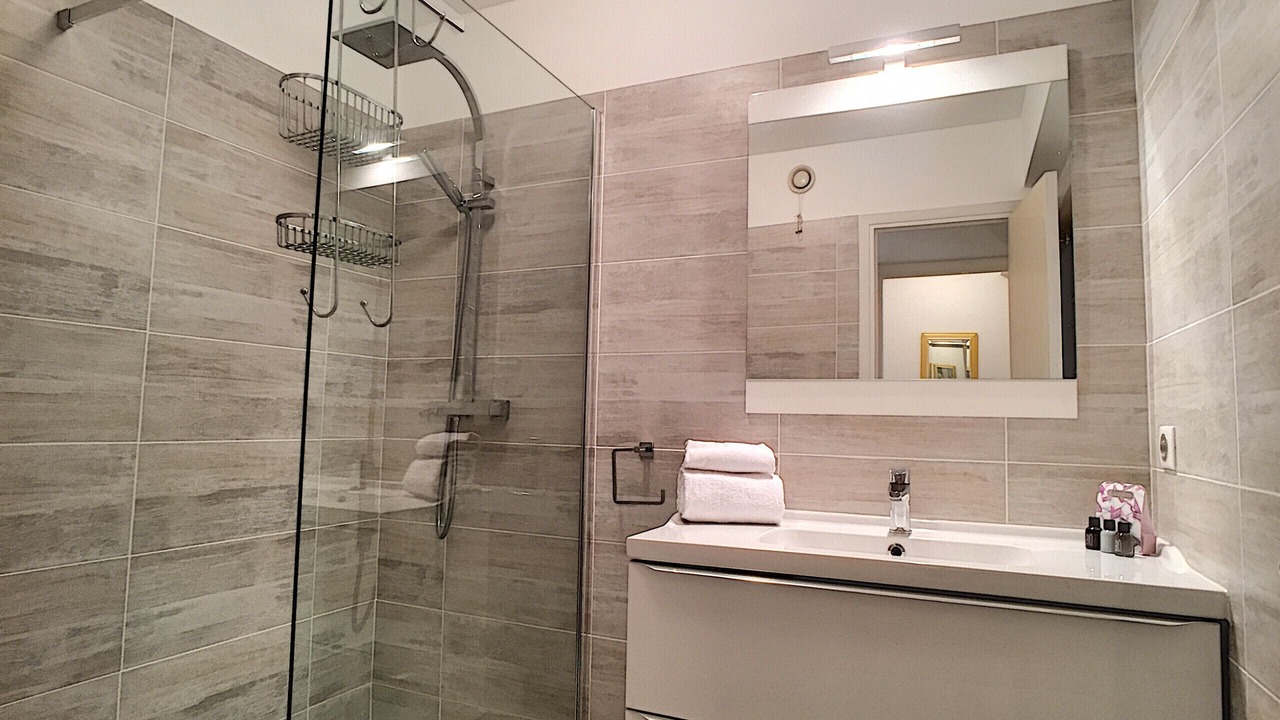 Photo of Bathroom in Musicians Quarter