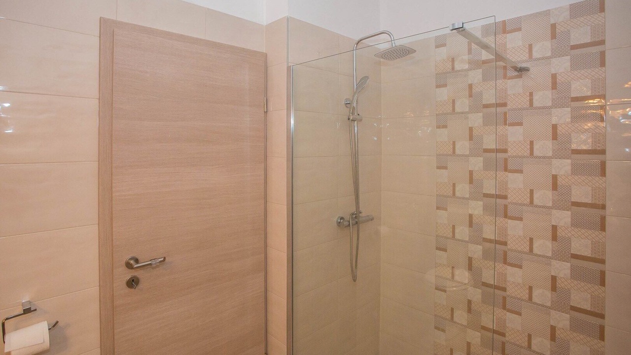 Photo of Bathroom in Tar
