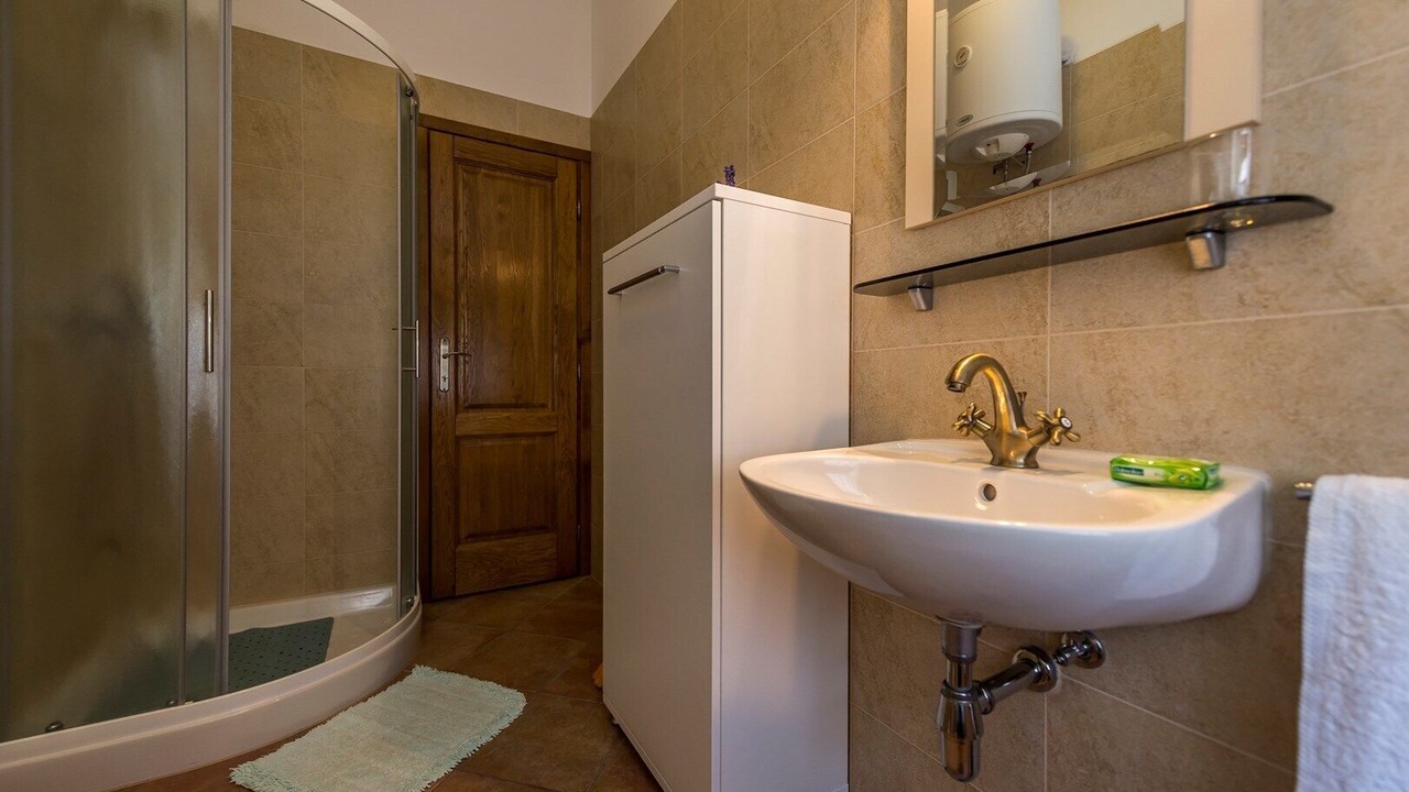 Photo of Bathroom in Tar
