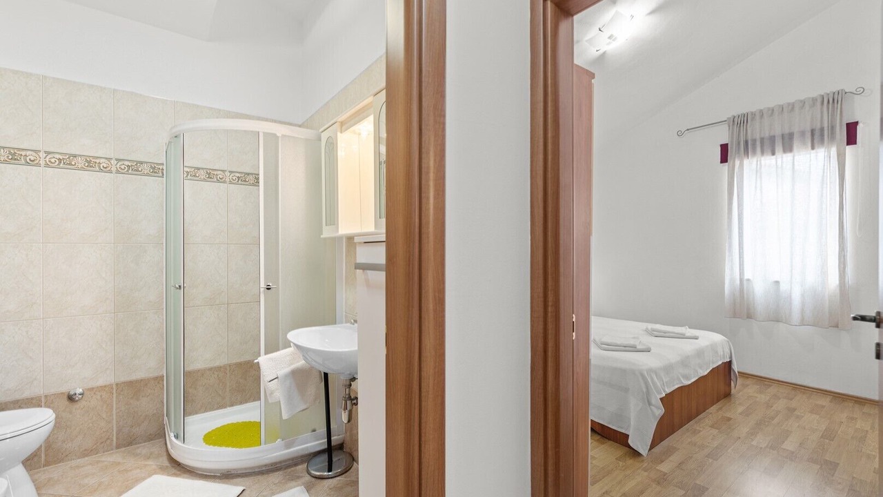 Photo of Bathroom in Tar