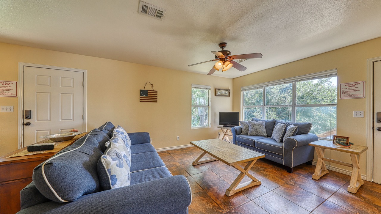 Photo of Livingroom in Buchanan Dam