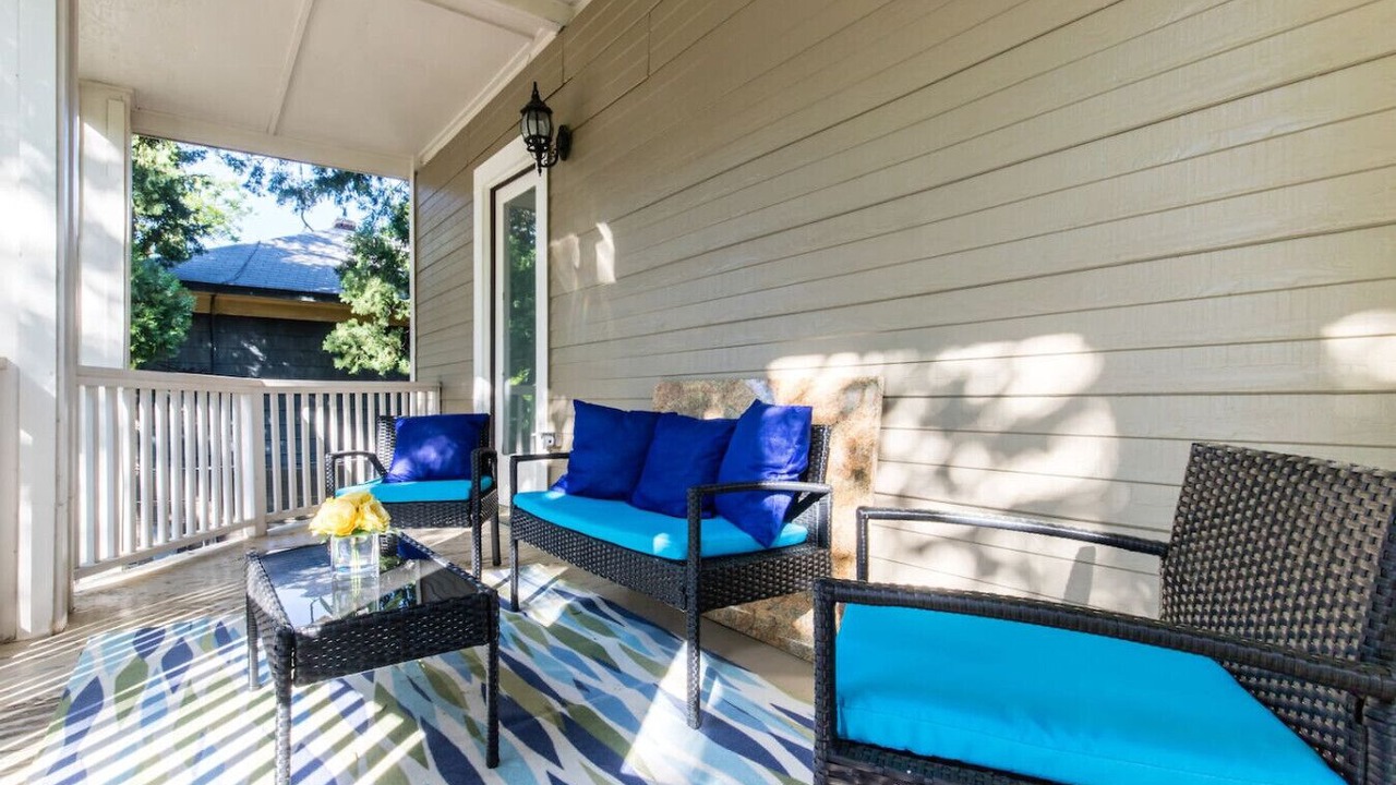 Photo of Patio Balcony in Peak's Suburban Addition
