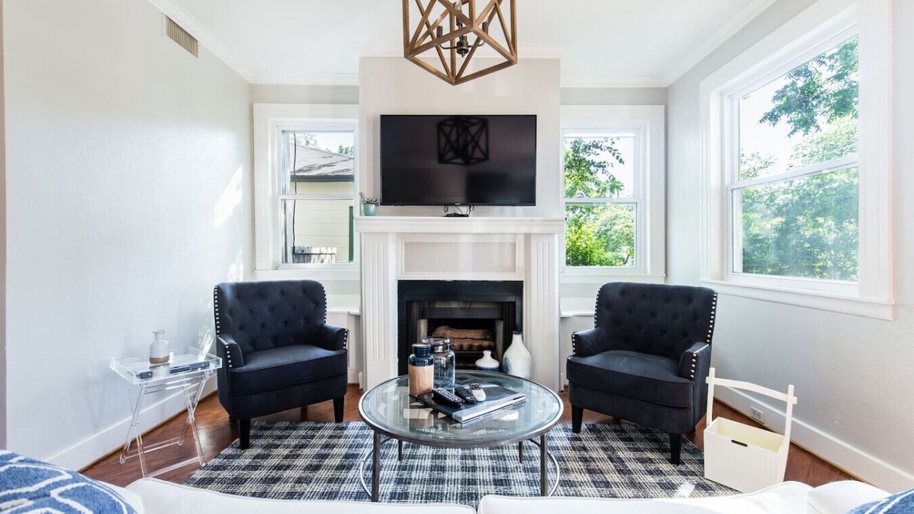 Photo of Livingroom in Peak's Suburban Addition
