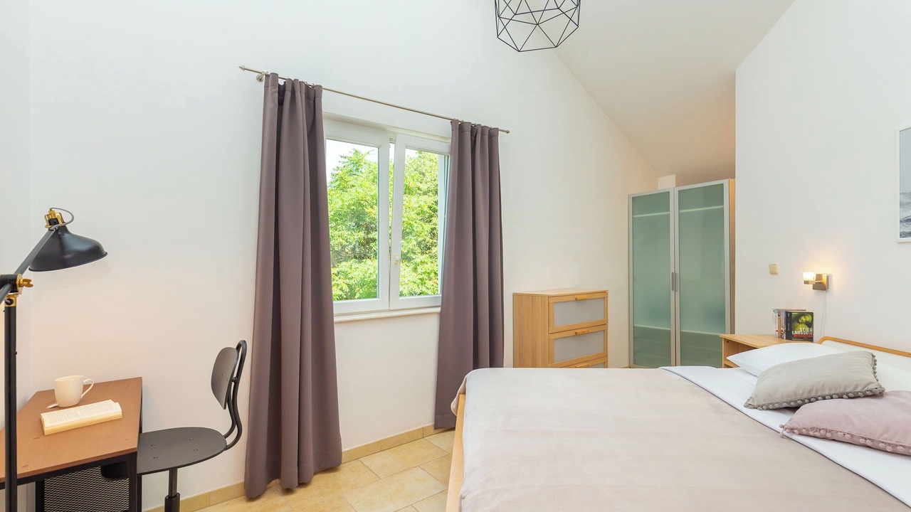 Photo of Bedroom in Pile