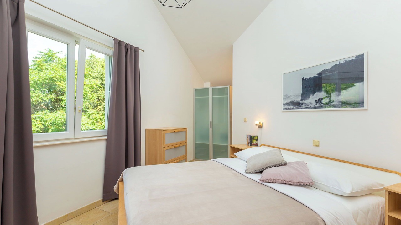 Photo of Bedroom in Pile