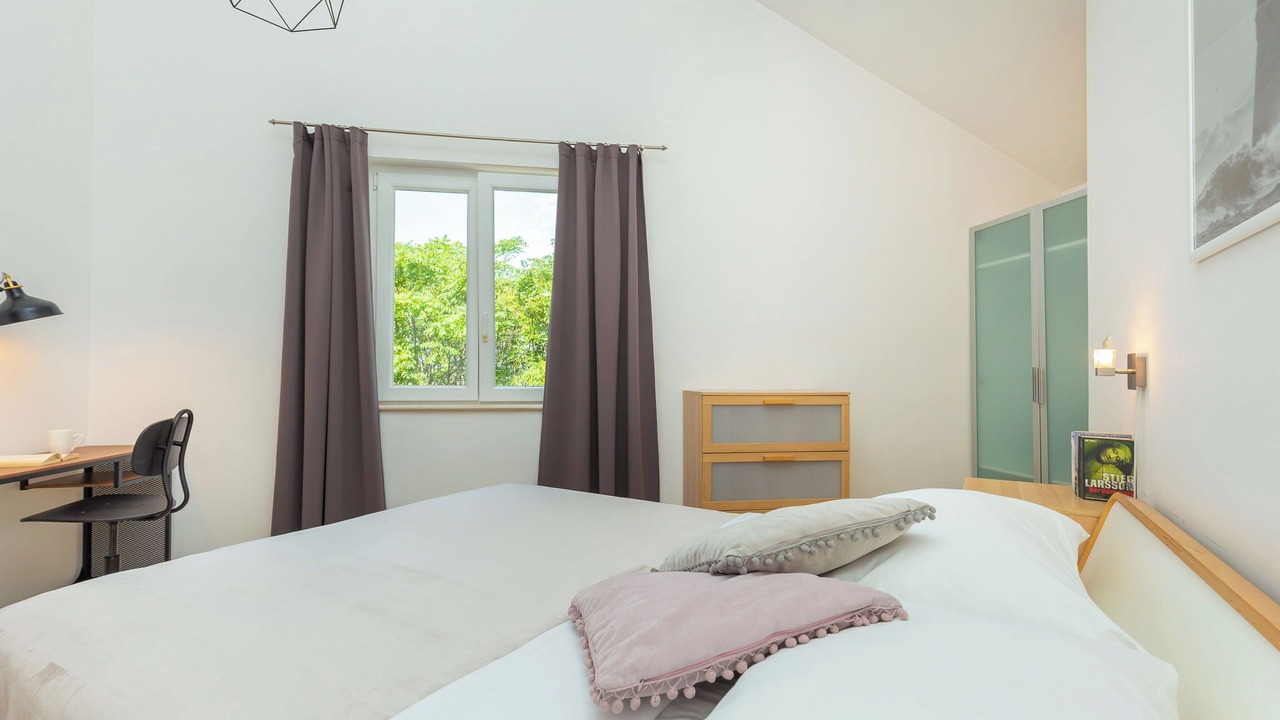 Photo of Bedroom in Pile
