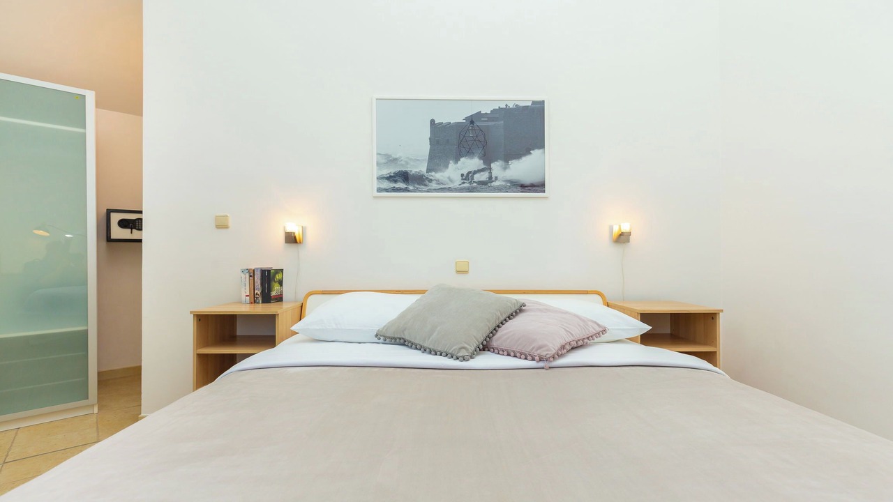Photo of Bedroom in Pile