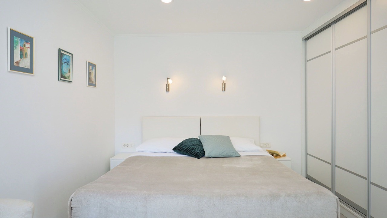 Photo of Bedroom in Pile