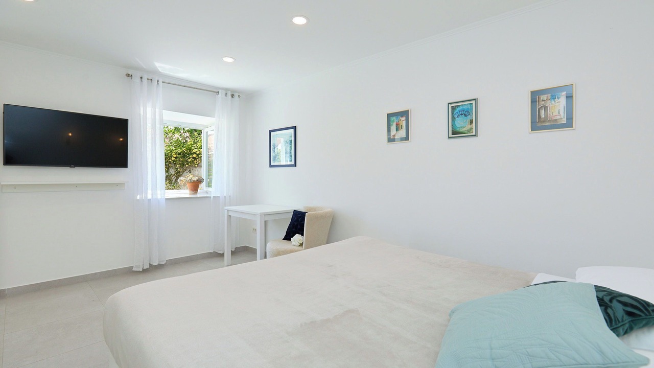 Photo of Bedroom in Pile
