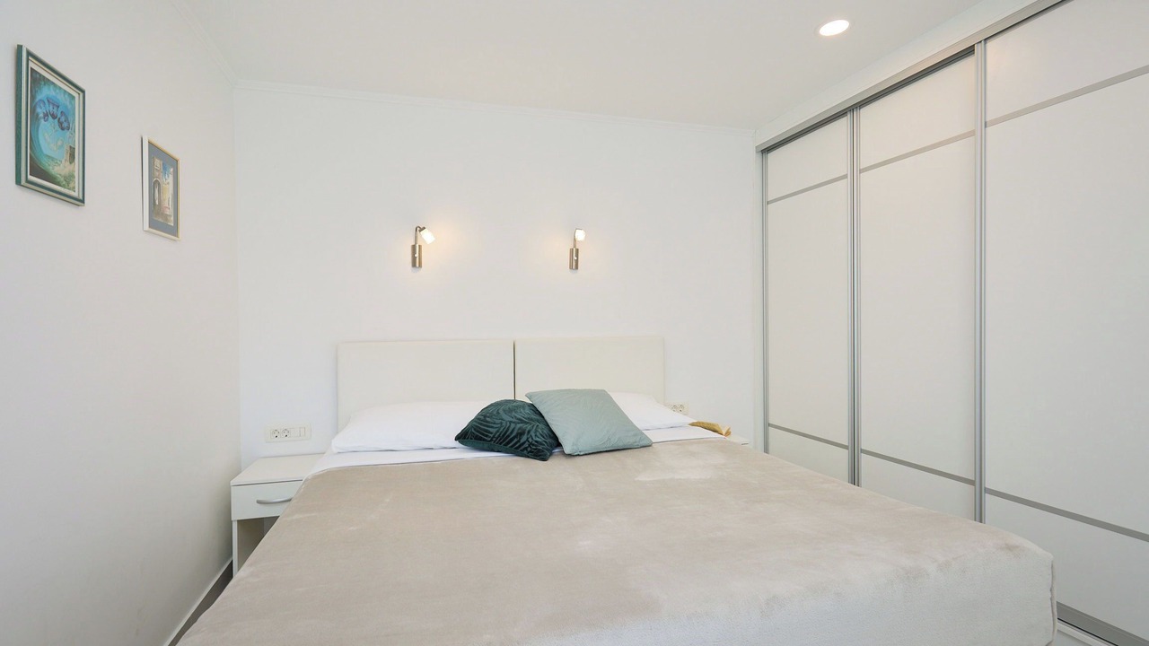 Photo of Bedroom in Pile
