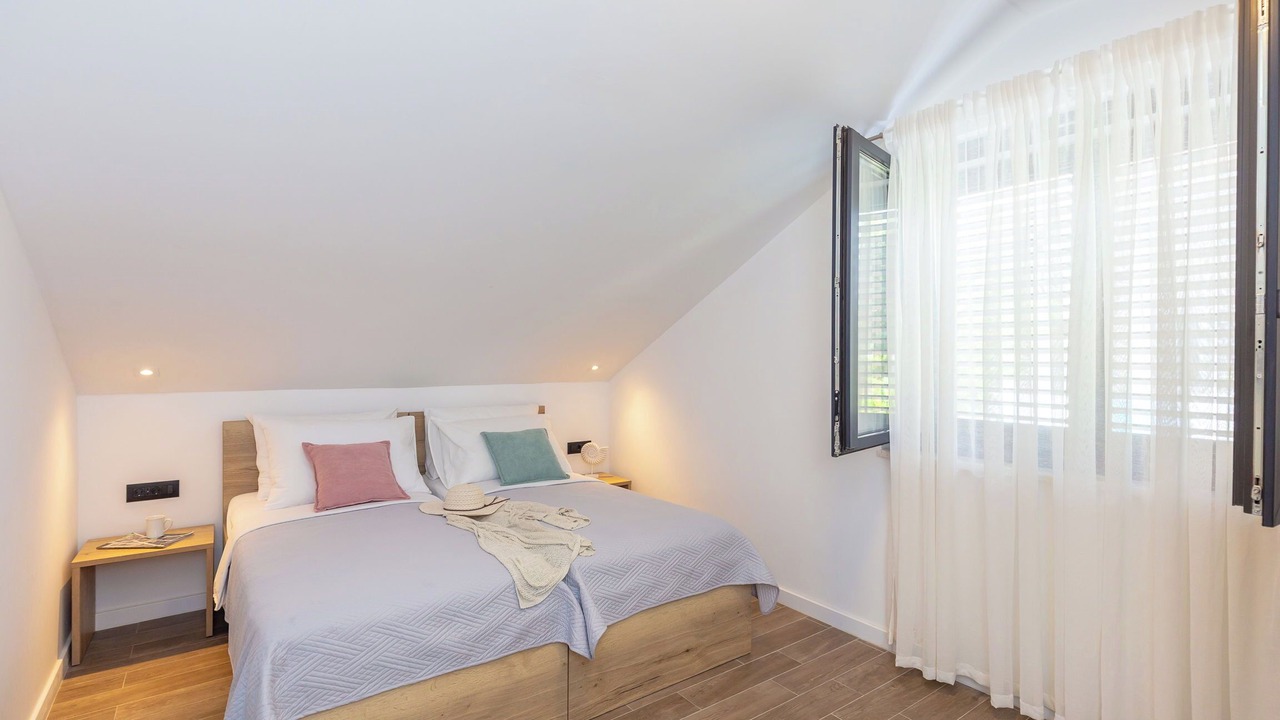 Photo of Bedroom in Pile
