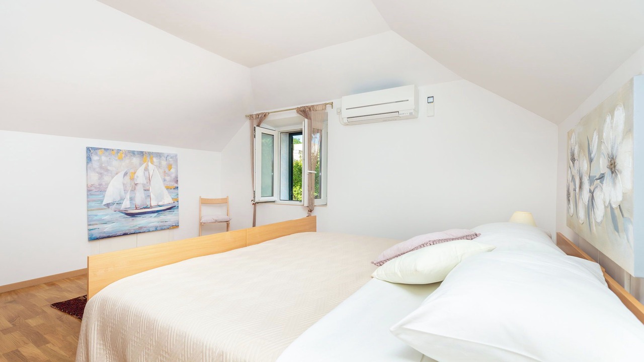 Photo of Bedroom in Pile