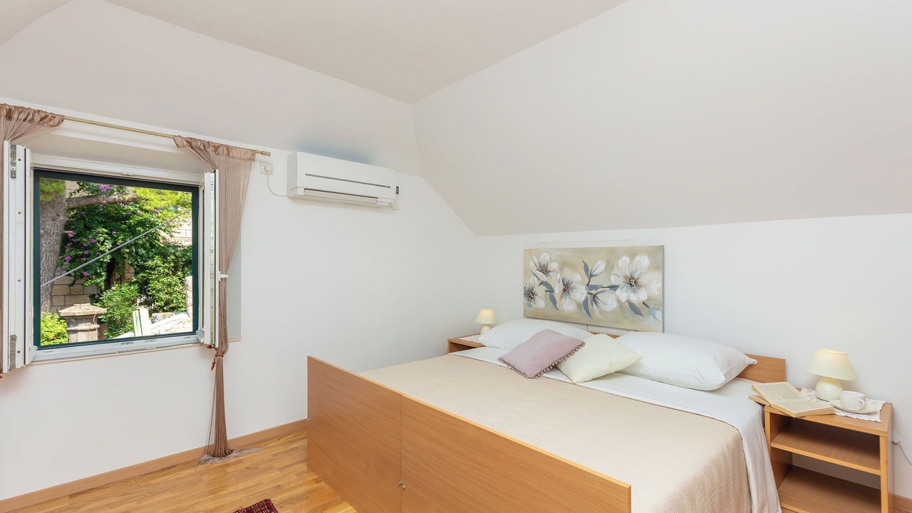 Photo of Bedroom in Pile