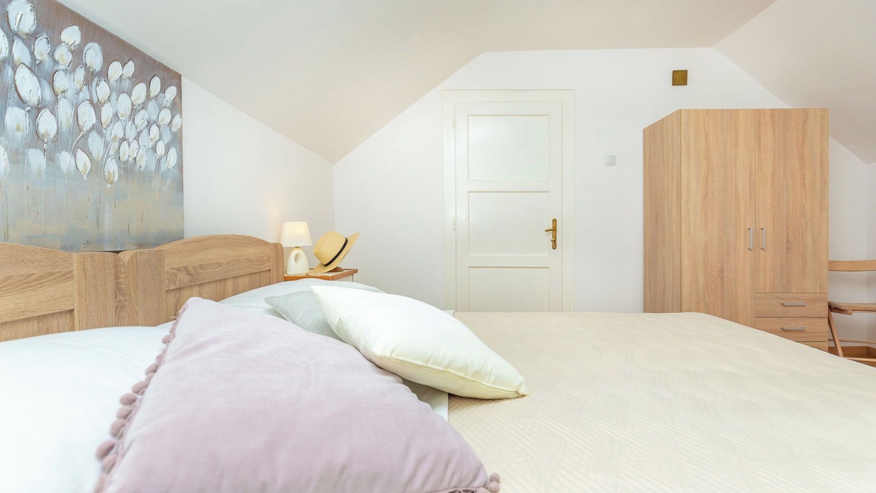 Photo of Bedroom in Pile
