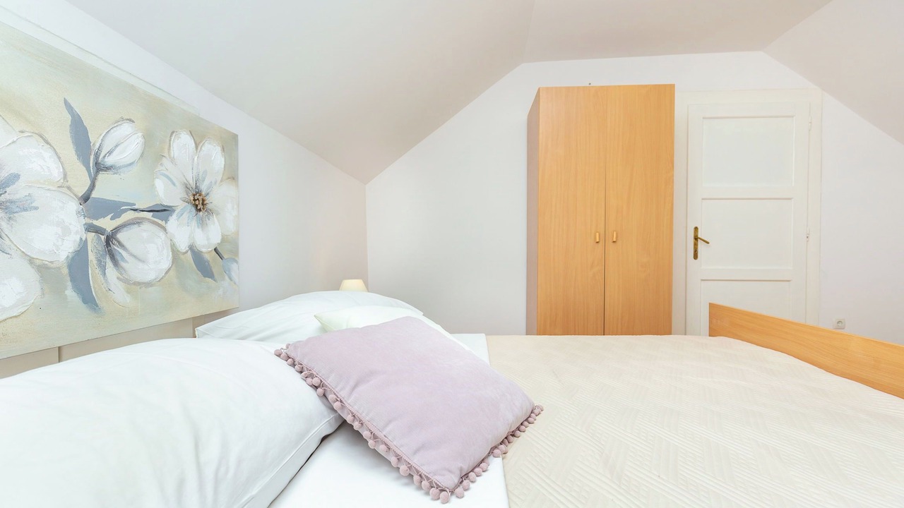 Photo of Bedroom in Pile