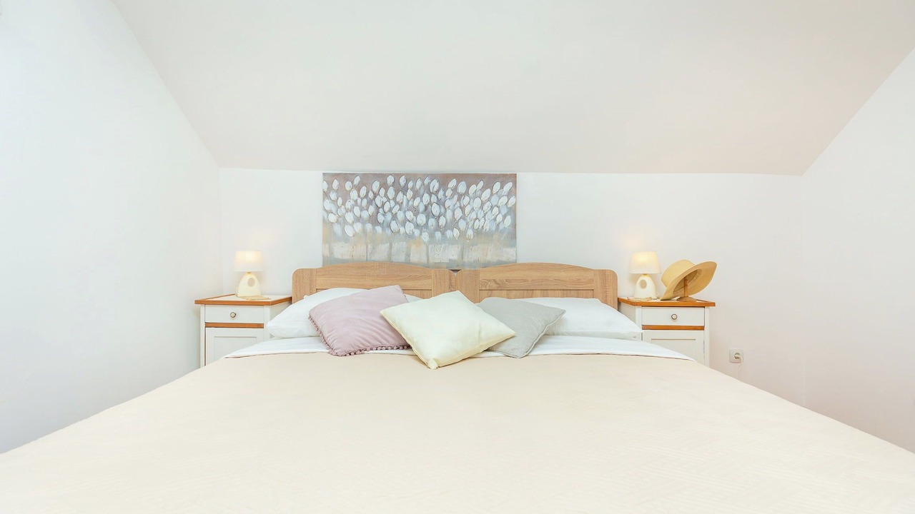 Photo of Bedroom in Pile