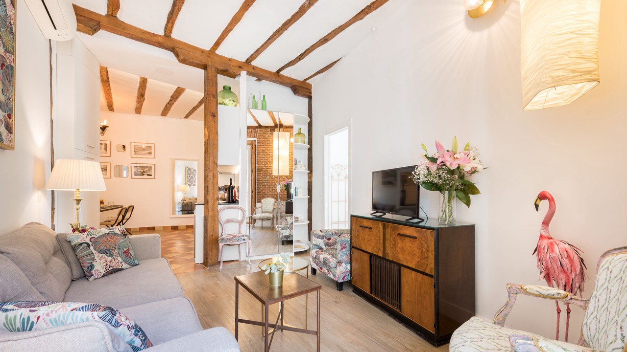 Photo of Livingroom in Golden Triangle of Art