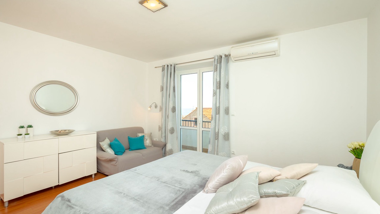 Photo of Bedroom in Pile